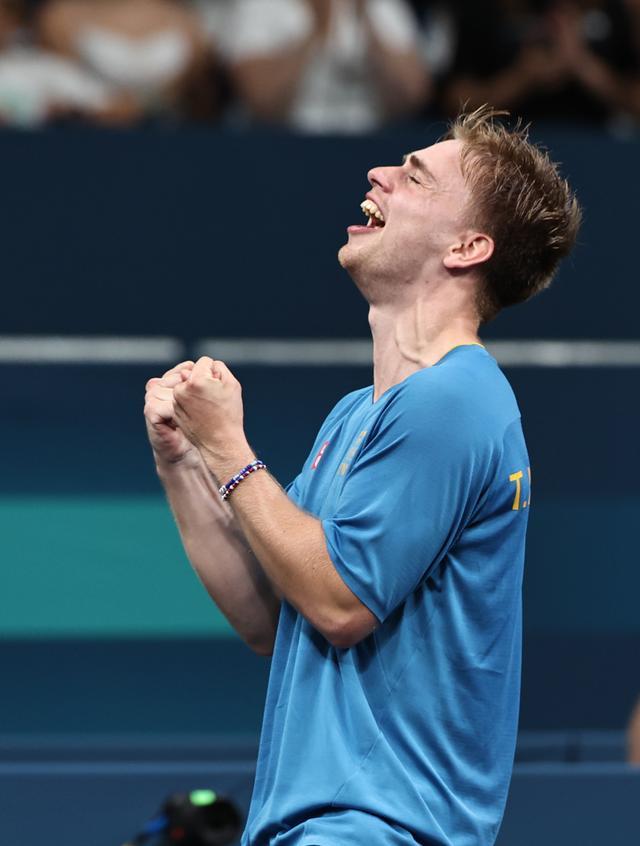 事业增添更 事业增添更